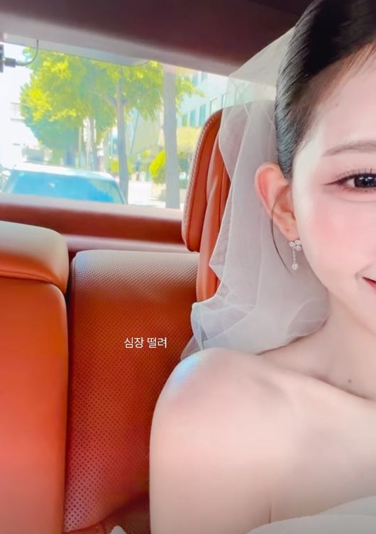 노란 수영복에 섹시한 몸매 어필하는 존예 처자