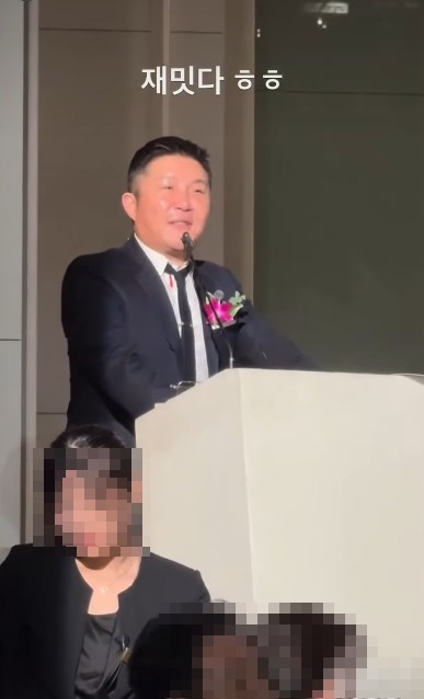 노란 수영복에 섹시한 몸매 어필하는 존예 처자