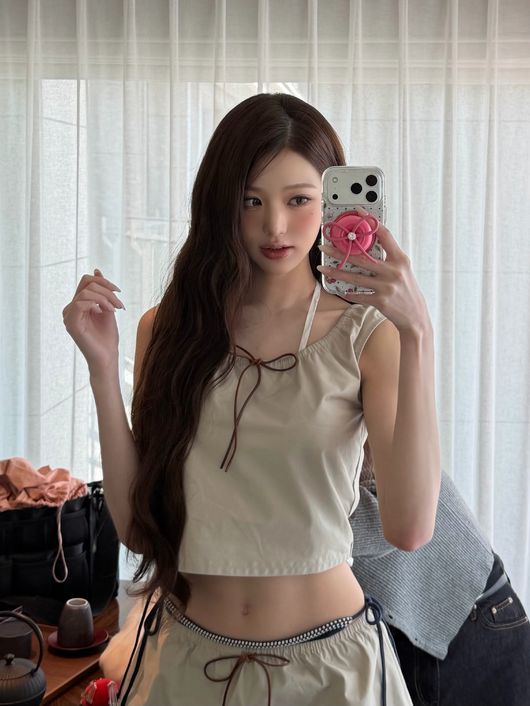 IVE's Jang Wonyoung Rocks Bold Sagging Fashion with Absolute Cuteness! 2 20260516174112620phwt