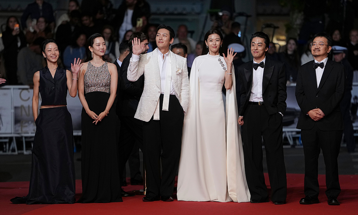 The cast of 'Swarm' and Director Yeon Sang-ho walking the red carpet on the 16th (local time). Cannes=AP Yonhap News