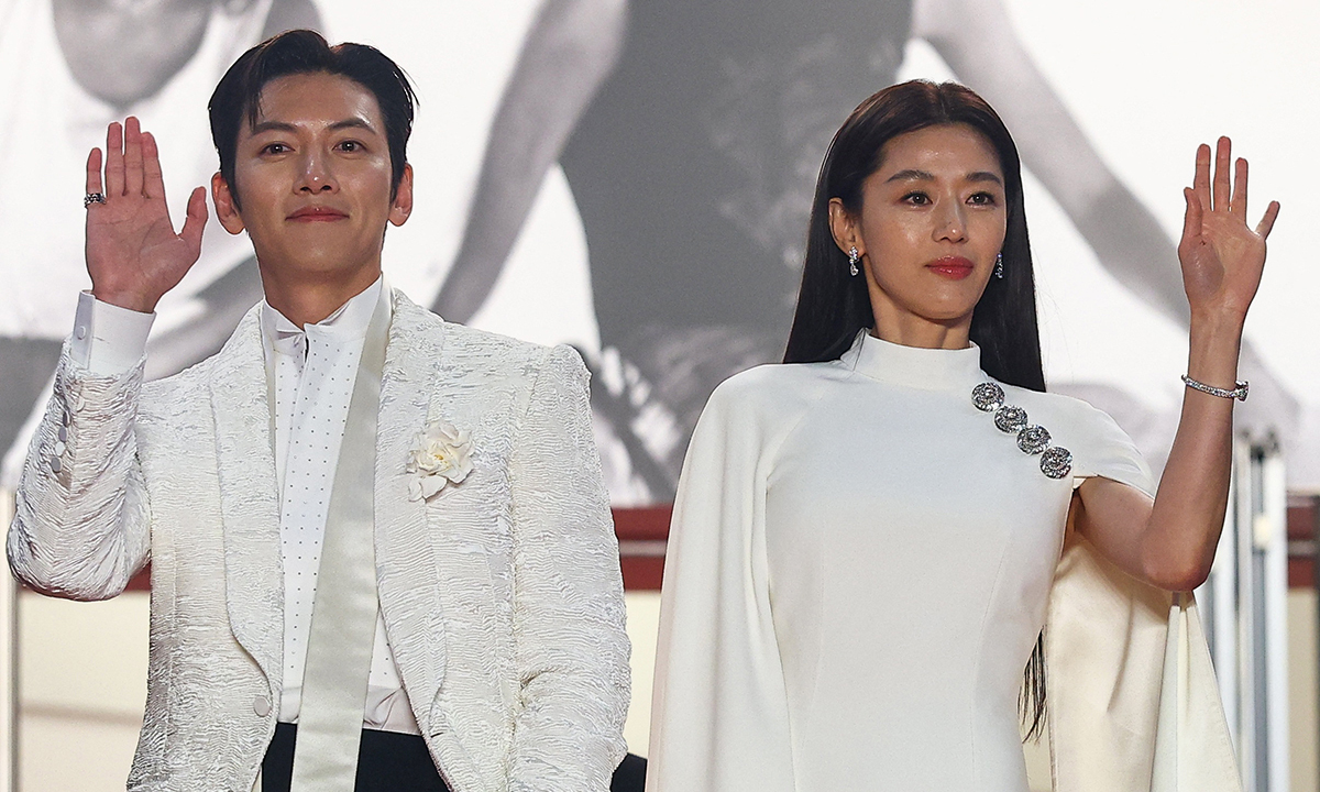 Lead actors Jun Ji-hyun (right) and Ji Chang-wook of 'Swarm' waving to fans on the 16th. Cannes=Reuters Yonhap News