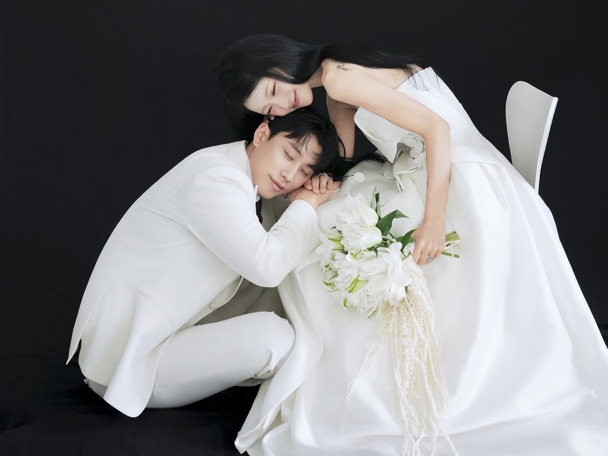 노란 수영복에 섹시한 몸매 어필하는 존예 처자