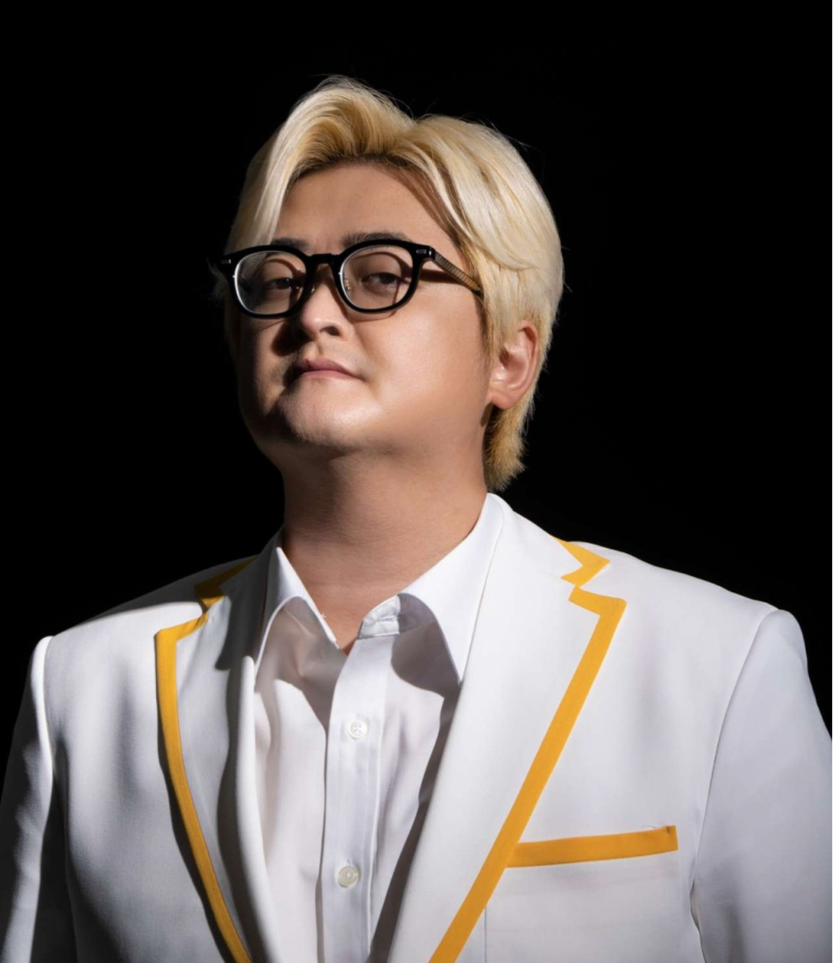 노란 수영복에 섹시한 몸매 어필하는 존예 처자
