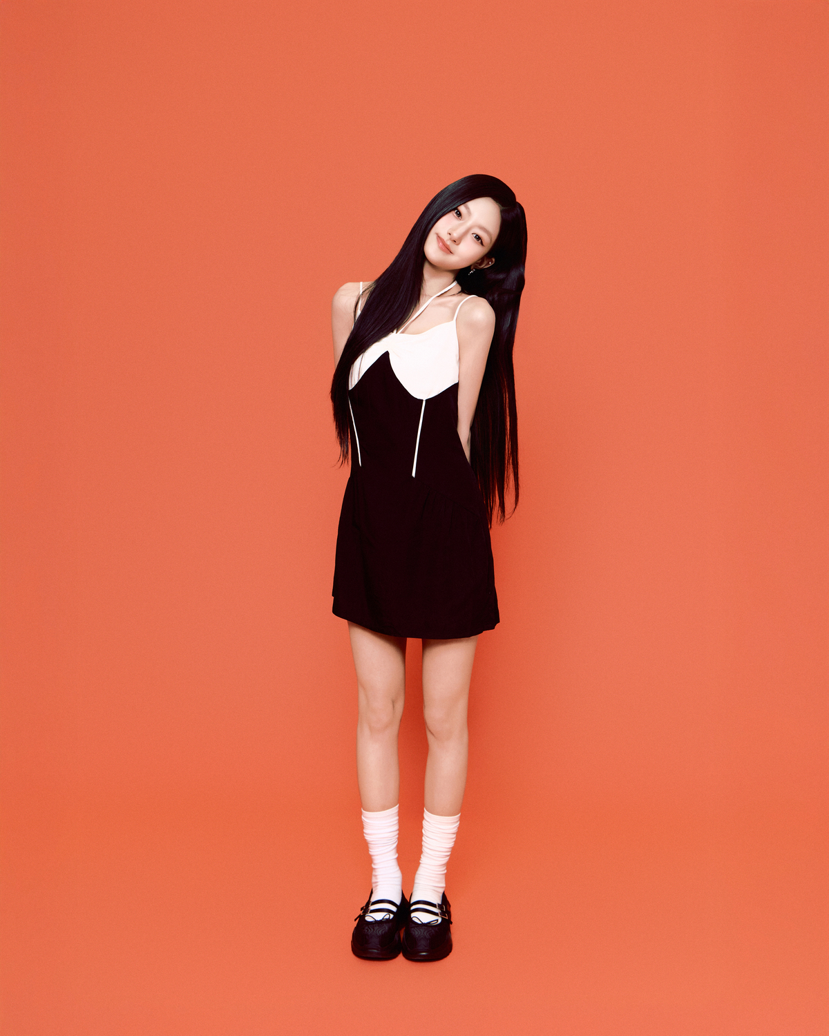 노란 수영복에 섹시한 몸매 어필하는 존예 처자