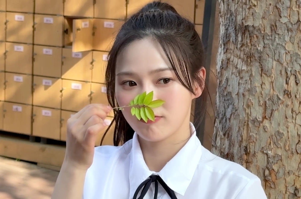 노란 수영복에 섹시한 몸매 어필하는 존예 처자