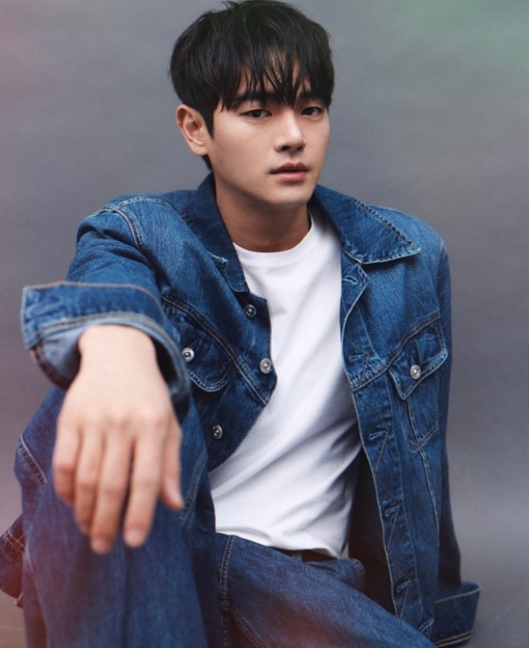 노란 수영복에 섹시한 몸매 어필하는 존예 처자