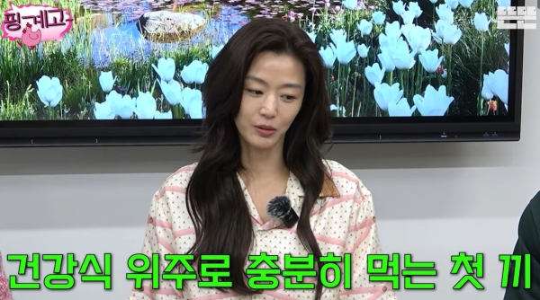 노란 수영복에 섹시한 몸매 어필하는 존예 처자
