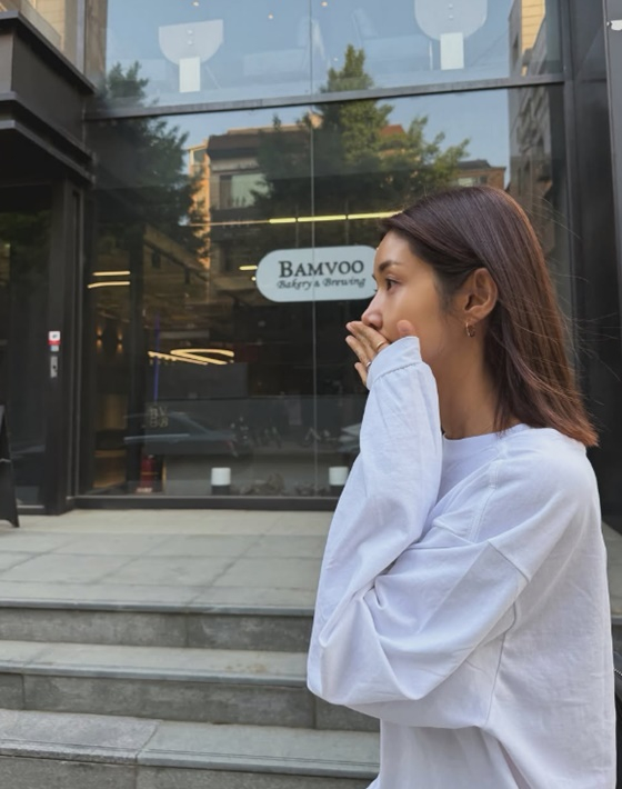 노란 수영복에 섹시한 몸매 어필하는 존예 처자