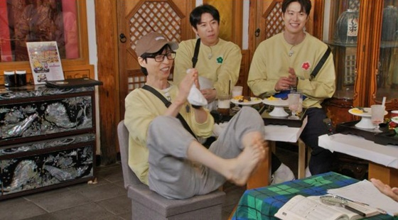 노란 수영복에 섹시한 몸매 어필하는 존예 처자