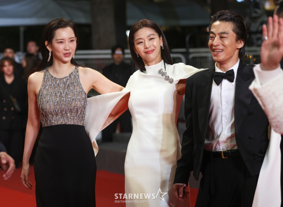 (Cannes=News1) Correspondent Lee Jun-seong = Actors Shin Hyun-bin, Jun Ji-hyun, and Koo Kyo-hwan are posing on the red carpet at the official premiere of 'Swarm', invited to the Midnight Screening of the 79th Cannes International Film Festival, held at the Palais des Festivals Lumiere Theatre in Cannes, France, on the 16th (local time).