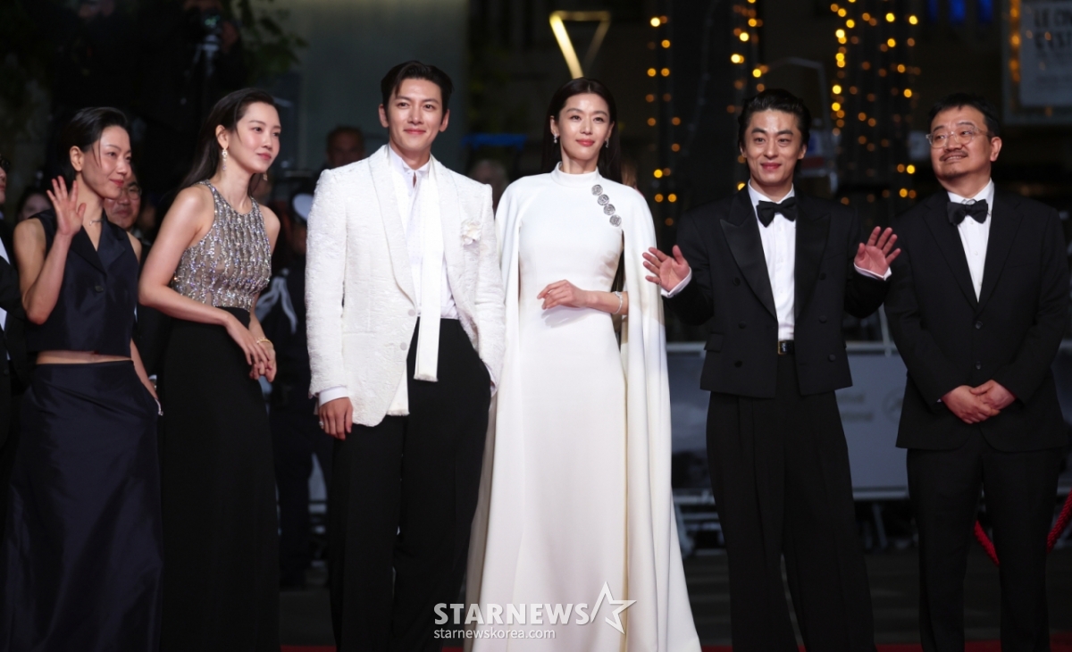 (Cannes=News1) Correspondent Lee Jun-seong = On the 16th (local time), Director Yeon Sang-ho and cast members including Jun Ji-hyun, Ji Chang-wook, Koo Kyo-hwan, Shin Hyun-bin, and Kim Shin-rok are preparing to step onto the red carpet at the official premiere of 'Swarm', invited to the Midnight Screening of the 79th Cannes International Film Festival, held at the Palais des Festivals Lumiere Theatre in Cannes, France.