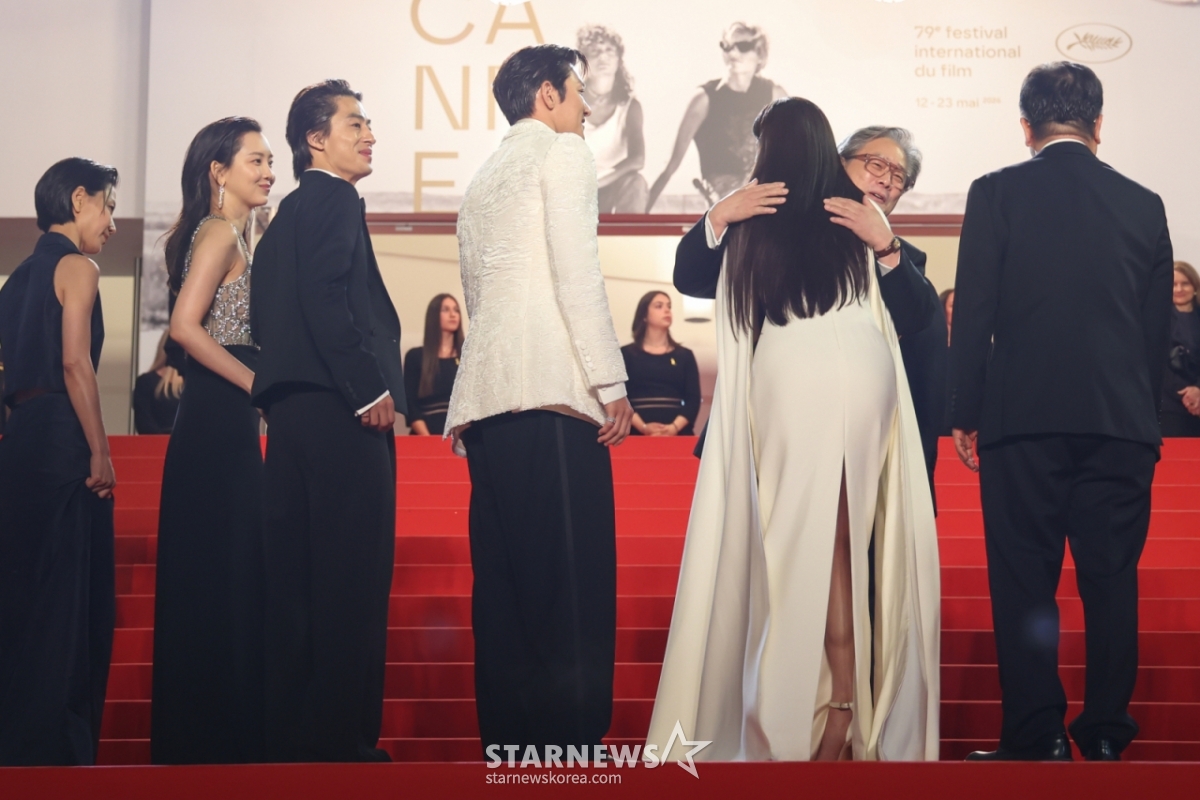 (Cannes=News1) Correspondent Lee Jun-seong = On the 16th (local time), Director Park Chan-wook, who served as the jury president for the competition section, is hugging actress Jun Ji-hyun at the official premiere of 'Swarm', invited to the Midnight Screening of the 79th Cannes International Film Festival, held at the Palais des Festivals Lumiere Theatre in Cannes, France.