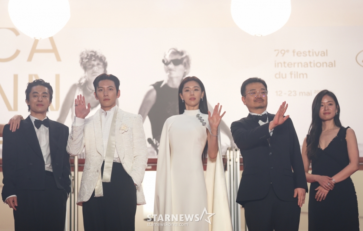 (Cannes=News1) Correspondent Lee Jun-seong = On the 16th (local time), Director Yeon Sang-ho and lead actors Jun Ji-hyun and Ji Chang-wook are waving on the red carpet at the official premiere of 'Swarm', invited to the Midnight Screening of the 79th Cannes International Film Festival, held at the Palais des Festivals Lumiere Theatre in Cannes, France.