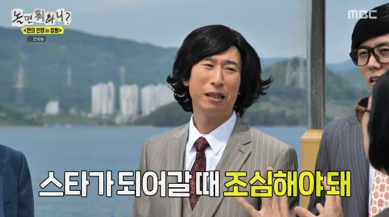 노란 수영복에 섹시한 몸매 어필하는 존예 처자