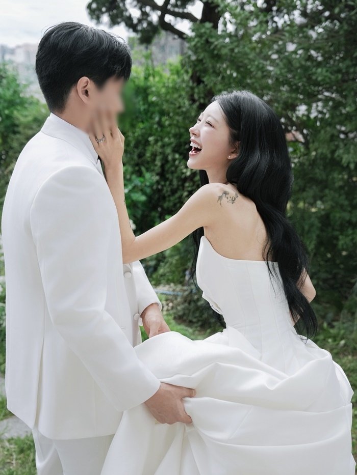 노란 수영복에 섹시한 몸매 어필하는 존예 처자