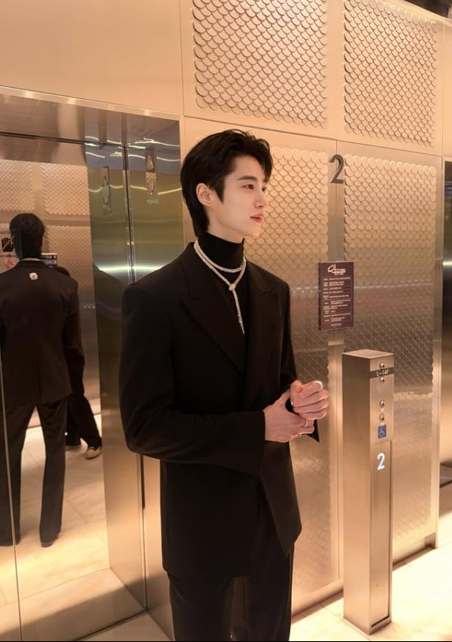 노란 수영복에 섹시한 몸매 어필하는 존예 처자