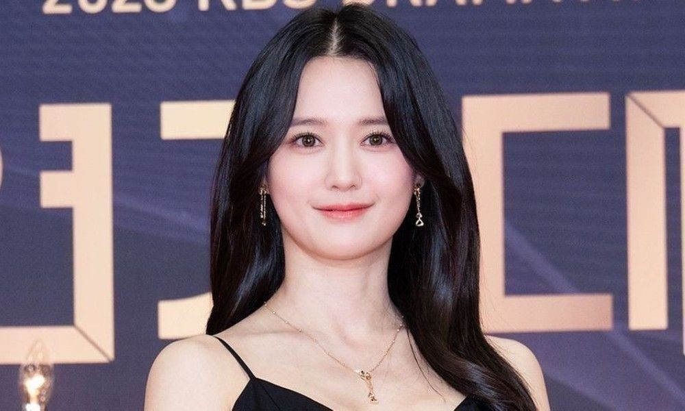 노란 수영복에 섹시한 몸매 어필하는 존예 처자