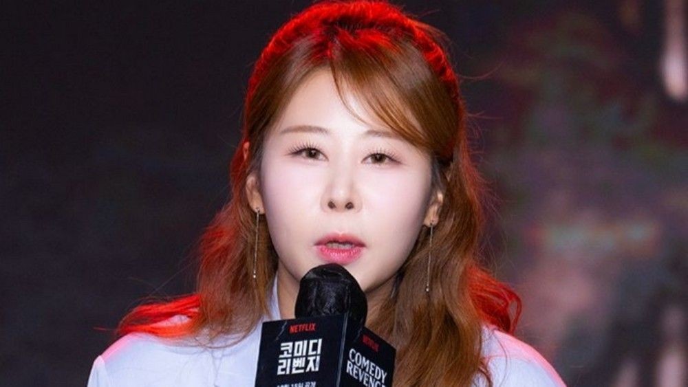 노란 수영복에 섹시한 몸매 어필하는 존예 처자