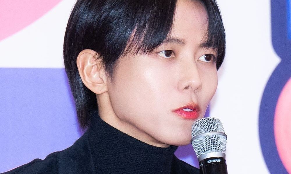 노란 수영복에 섹시한 몸매 어필하는 존예 처자