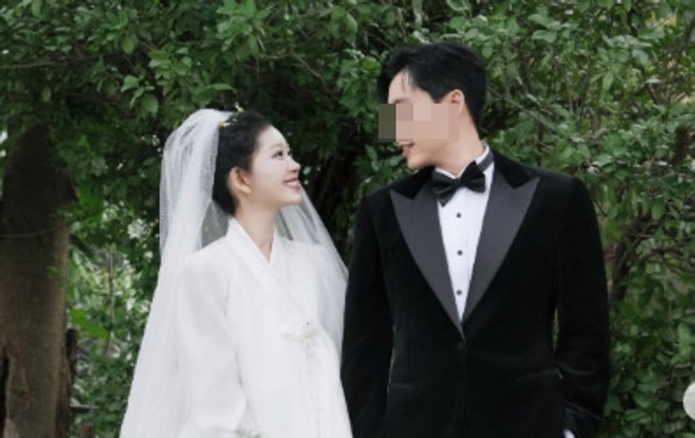노란 수영복에 섹시한 몸매 어필하는 존예 처자