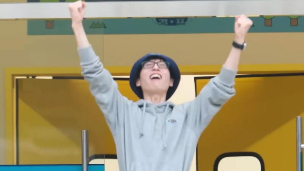 노란 수영복에 섹시한 몸매 어필하는 존예 처자