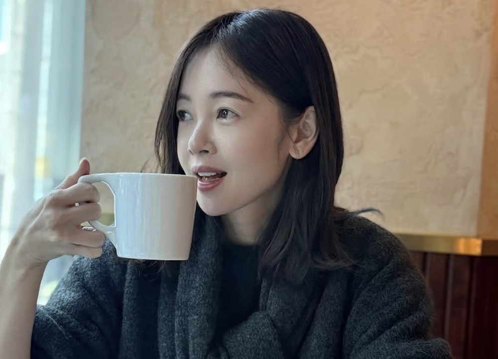 노란 수영복에 섹시한 몸매 어필하는 존예 처자
