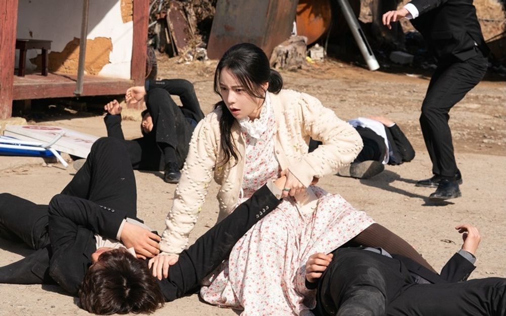 노란 수영복에 섹시한 몸매 어필하는 존예 처자