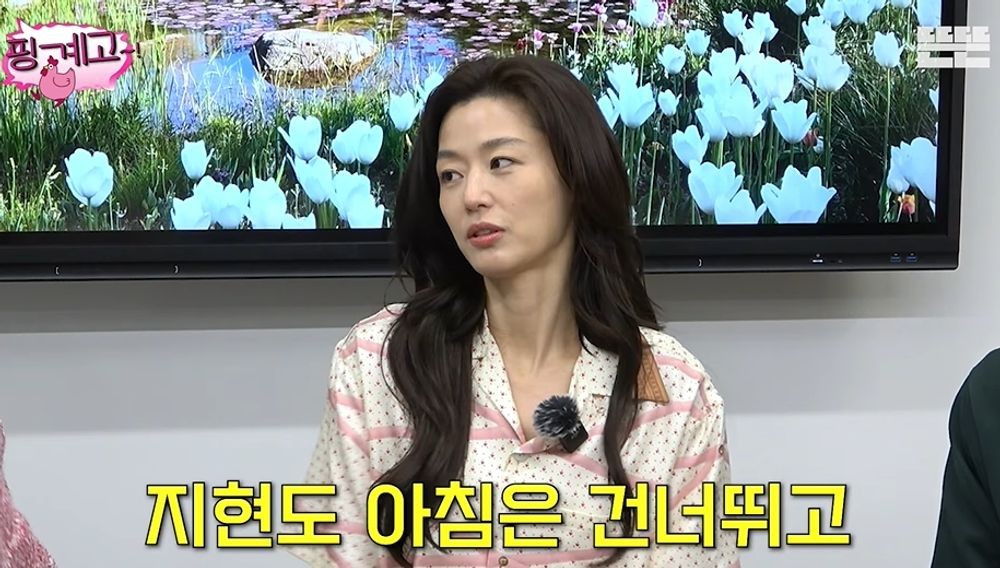 노란 수영복에 섹시한 몸매 어필하는 존예 처자