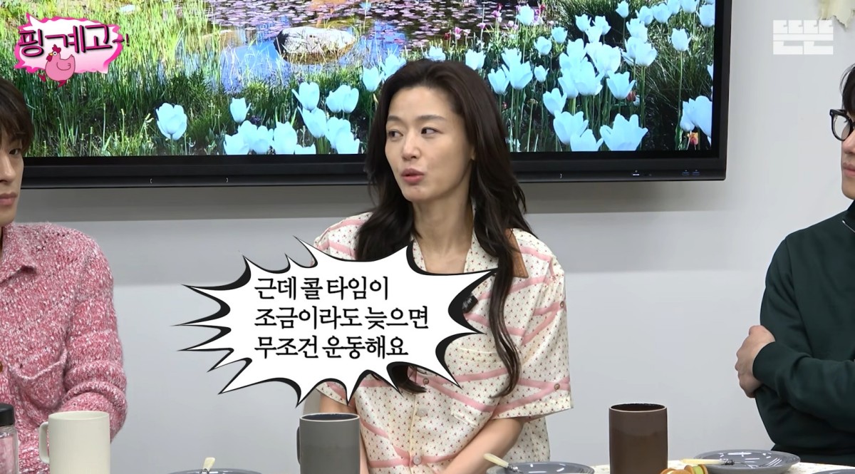 노란 수영복에 섹시한 몸매 어필하는 존예 처자