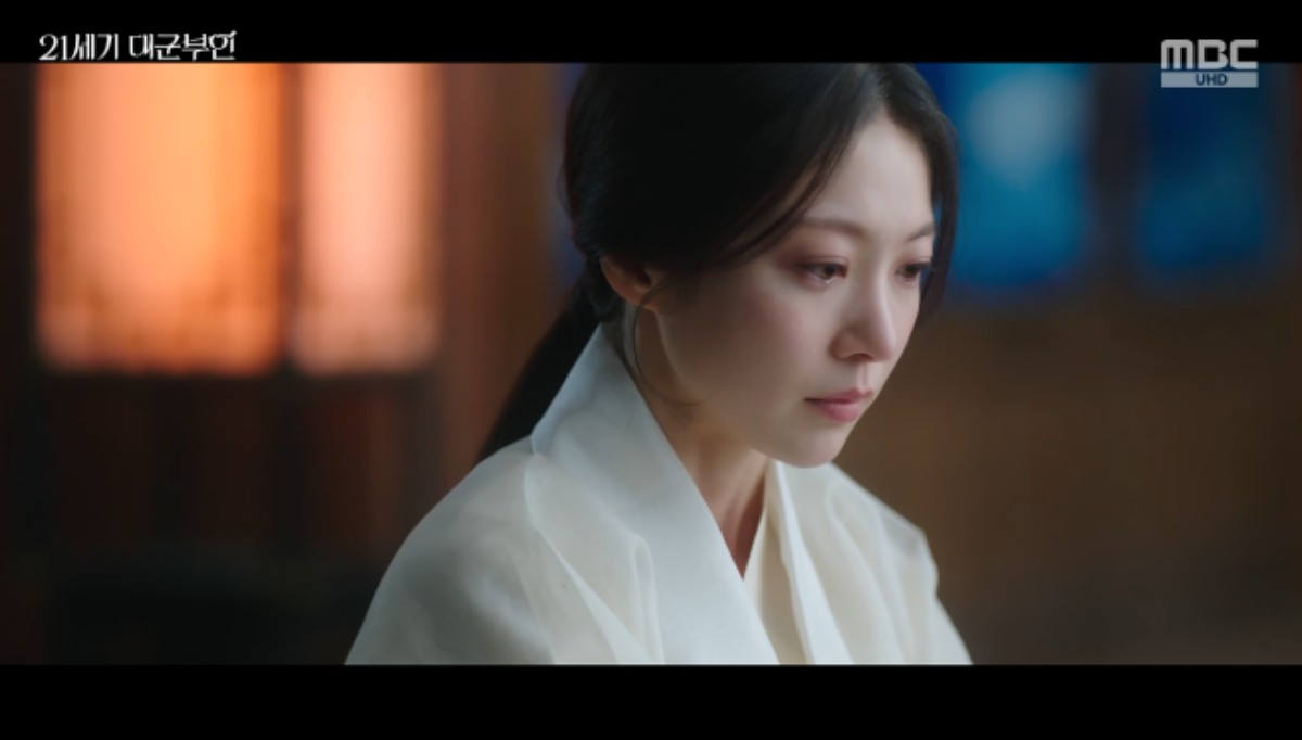 '21st Century Grand Prince's Wife' Apologizes for Historical Errors on Final Day: Can Audio and Subtitle Fixes Save It? 4 '21st Century Grand Prince's Wife' Queen Dowager Gong Seung-yeon kneeling to Grand Prince Byeon Woo-seok