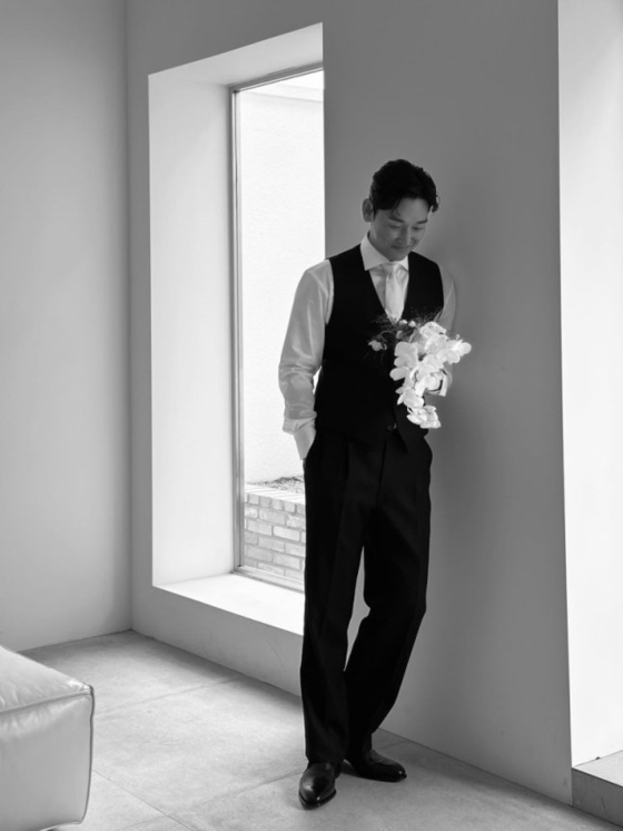 노란 수영복에 섹시한 몸매 어필하는 존예 처자