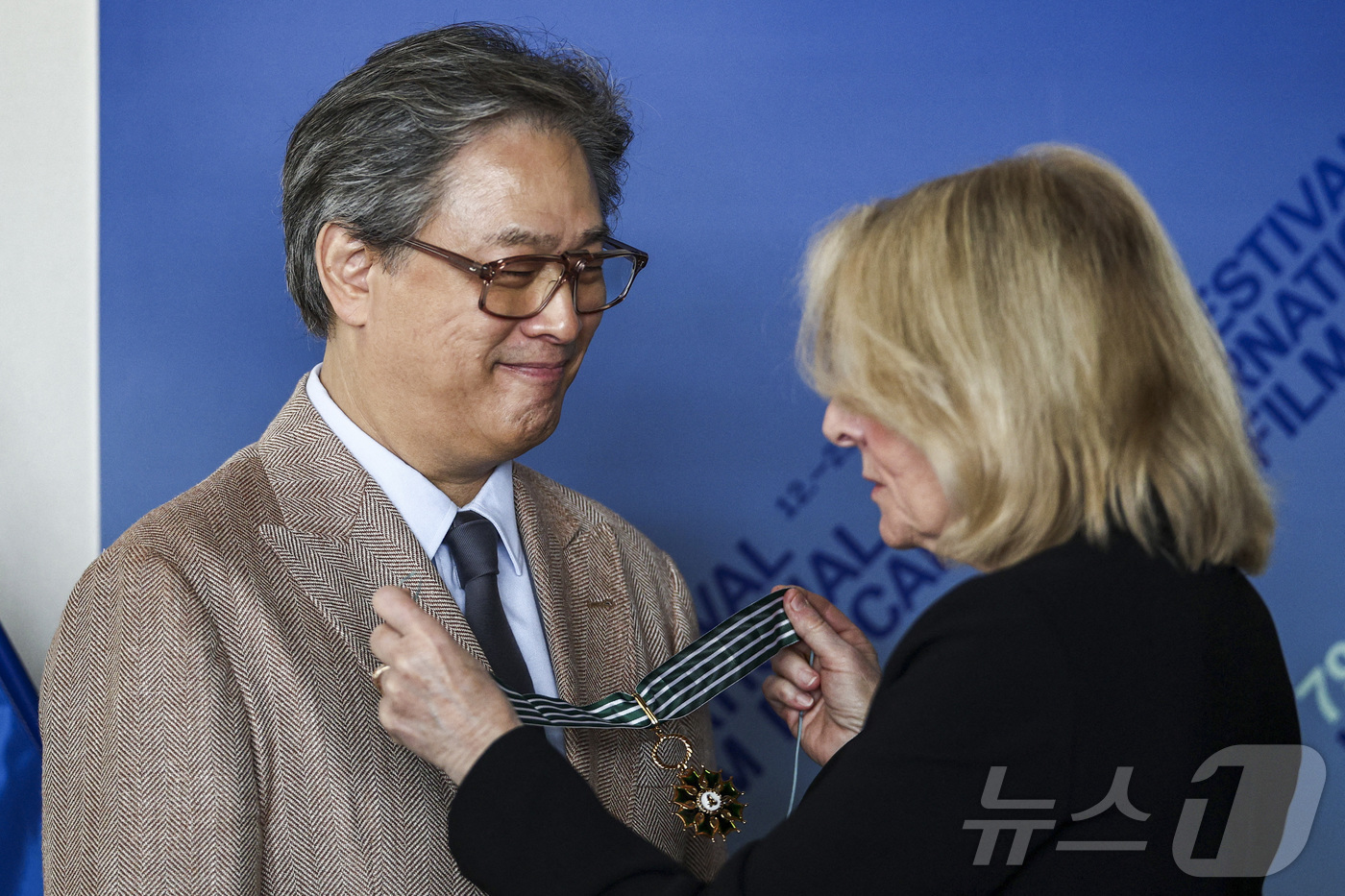박찬욱 감독에게 문화예술공로훈장 '코망되르'(Commander)를 전달하고 있는 카트린 페가르 프랑스 문화부 장관 ⓒ 로이터=뉴스1