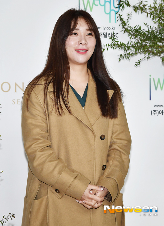 노란 수영복에 섹시한 몸매 어필하는 존예 처자