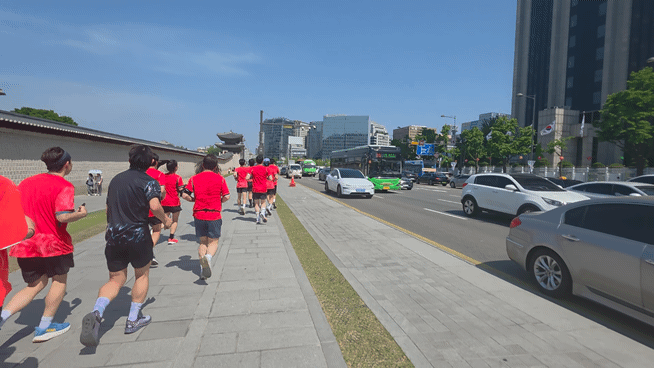 [서울=뉴시스] 나이키 '런 투 로어(RUN TO ROAR)' 참가자들이 축구국가대표팀 유니폼을 입고 러닝을 하고 있다.