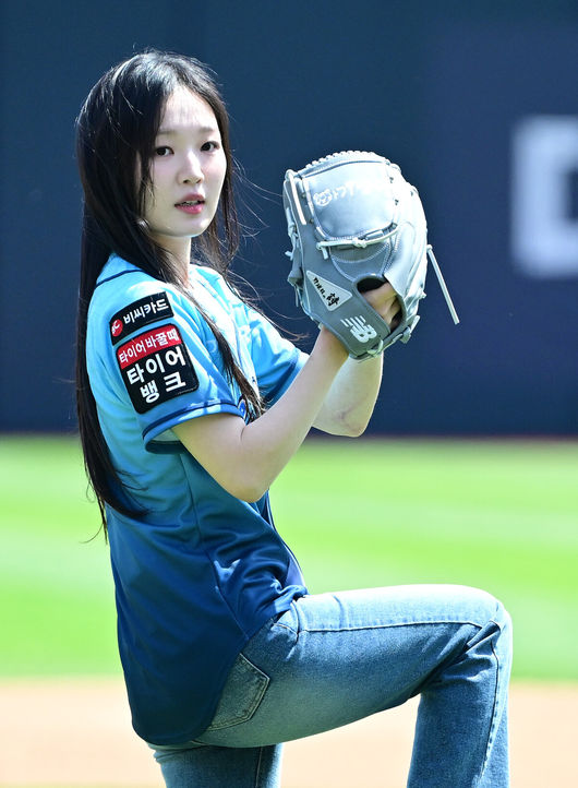 [OSEN=수원, 최규한 기자] 17일 수원 KT위즈파크에서 ‘2026 신한 SOL Bank KBO리그’ KT 위즈와 한화 이글스의 경기가 열렸다.홈팀 KT는 맷 사우어, 방문팀 한화는 류현진을 선발로 내세웠다.김시현 셰프가 시구자로 나서 공을 던지고 있다. 2026.05.17 / dreamer@osen.co.kr