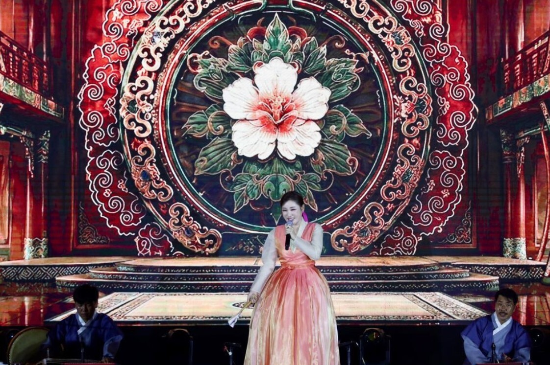 Song Ga-in performing a setlist that showcased the essence of Trot.
