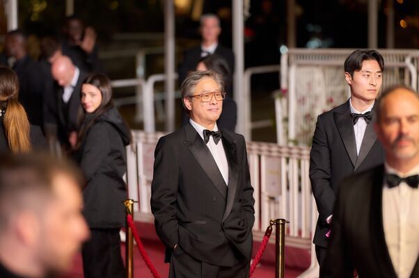 Jun Ji-hyun Makes Cannes Debut as Director Yeon Sang-ho Returns with Zombie Thriller 'Swarm' 3 20260518102406369oikn