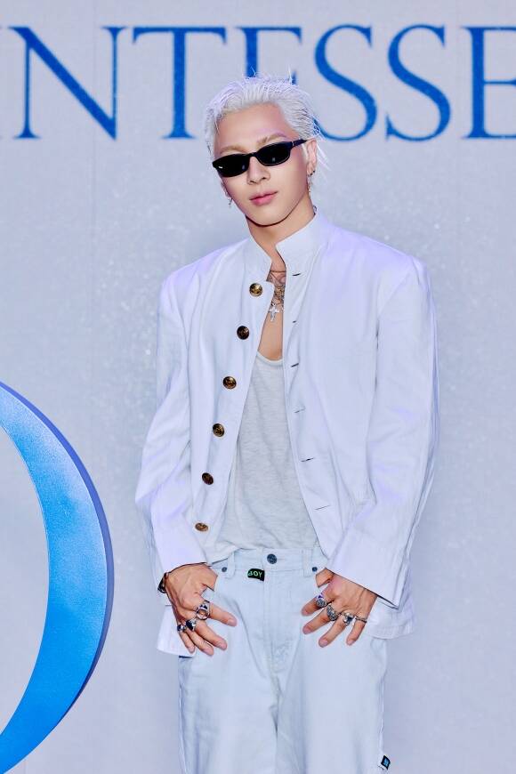 Taeyang's fourth full-length album 'QUINTESSENCE' includes a total of 10 songs, including the title track 'LIVE FAST DIE SLOW'/THEBLACKLABEL