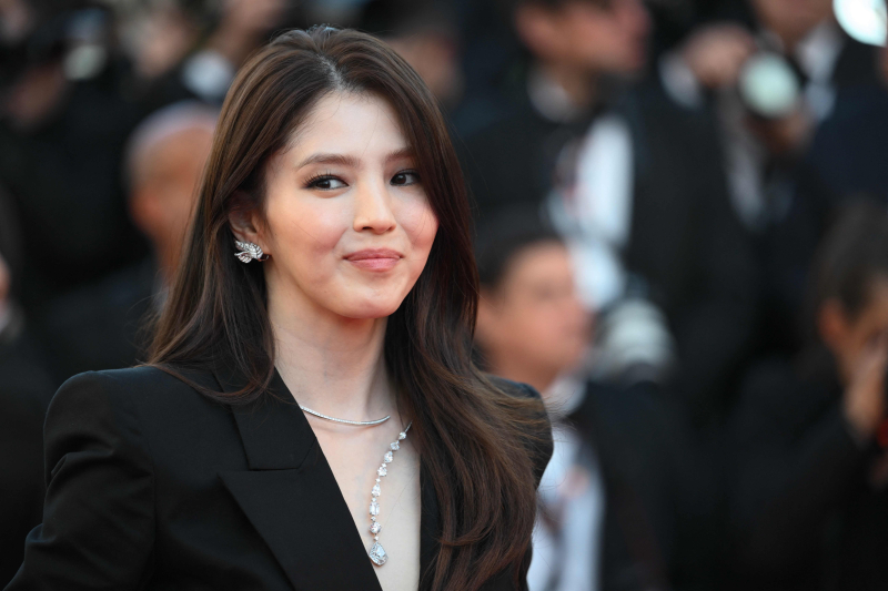 Han So-hee Shines at Cannes: Pink Dress vs. Black Suit, Two Stunning Styles! Han So-hee Shines at Cannes: Pink Dress vs. Black Suit, Two Stunning Styles!