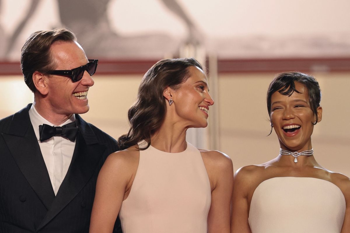 Na Hong-jin's 'Hope' Debuts at Cannes: "Better Than Hollywood SF" vs. "Outdated CG" 2 Hollywood actors Michael Fassbender (from left), Alicia Vikander, and Taylor Russell, starring in the movie 'Hope,' are seen chatting and smiling on the red carpet in front of the Lumiere Theater in Cannes, France on the 17th (local time). AFP Yonhap News