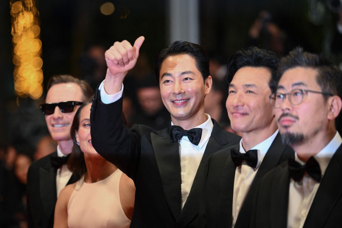 Na Hong-jin's 'Hope' Debuts at Cannes: "Better Than Hollywood SF" vs. "Outdated CG" 3 Actors Michael Fassbender (from left), Alicia Vikander, Jo In-sung, Hwang Jung-min, and Director Na Hong-jin of the movie 'Hope' pose on the red carpet in front of the Lumiere Theater in Cannes, France on the 17th (local time). AFP Yonhap News