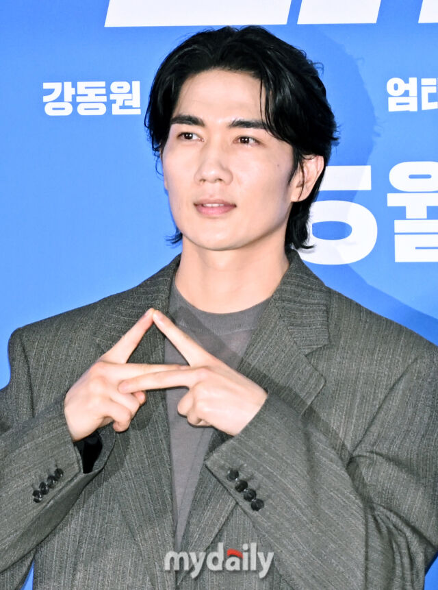 "Strong Scent of Sweat!" Gang Dong Won and Oh Jung Se's 'Wild Thing' Ready to Conquer Summer Theaters 3 Actor Um Tae Goo of the movie 'Wild Thing'