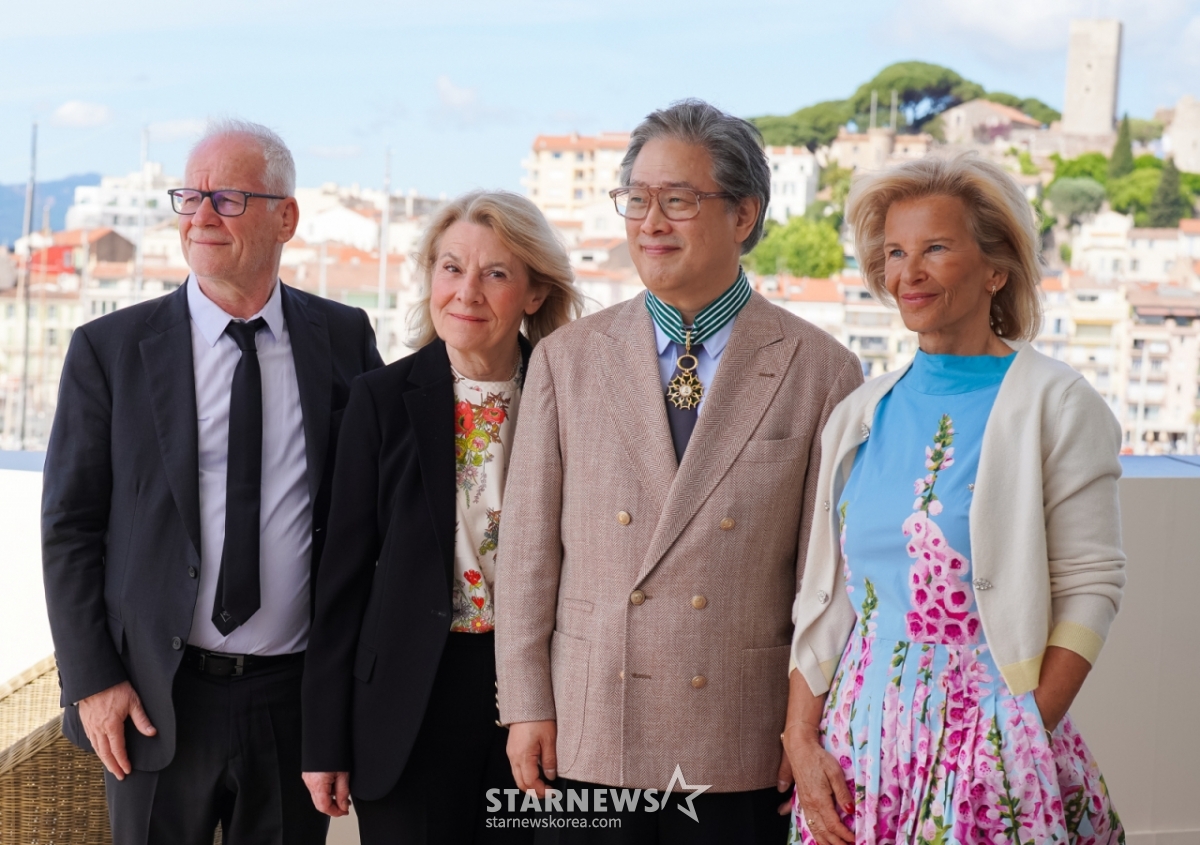Director Park Chan-wook, jury president of the 79th Cannes International Film Festival's competition section, poses for a commemorative photo after receiving the highest rank, 'Commandeur,' at the French Order of Arts and Letters award ceremony held in the Ambassador's Reception Room (Salon des Ambassadeurs) within the Palais des Festivals in Cannes, southern France, on the 17th local time. From left: Thierry Frémaux, Executive Director of the Cannes Film Festival; Director Park; Catherine Pégard, French Minister of Culture; Iris Knobloch, President of the Cannes Film Festival.