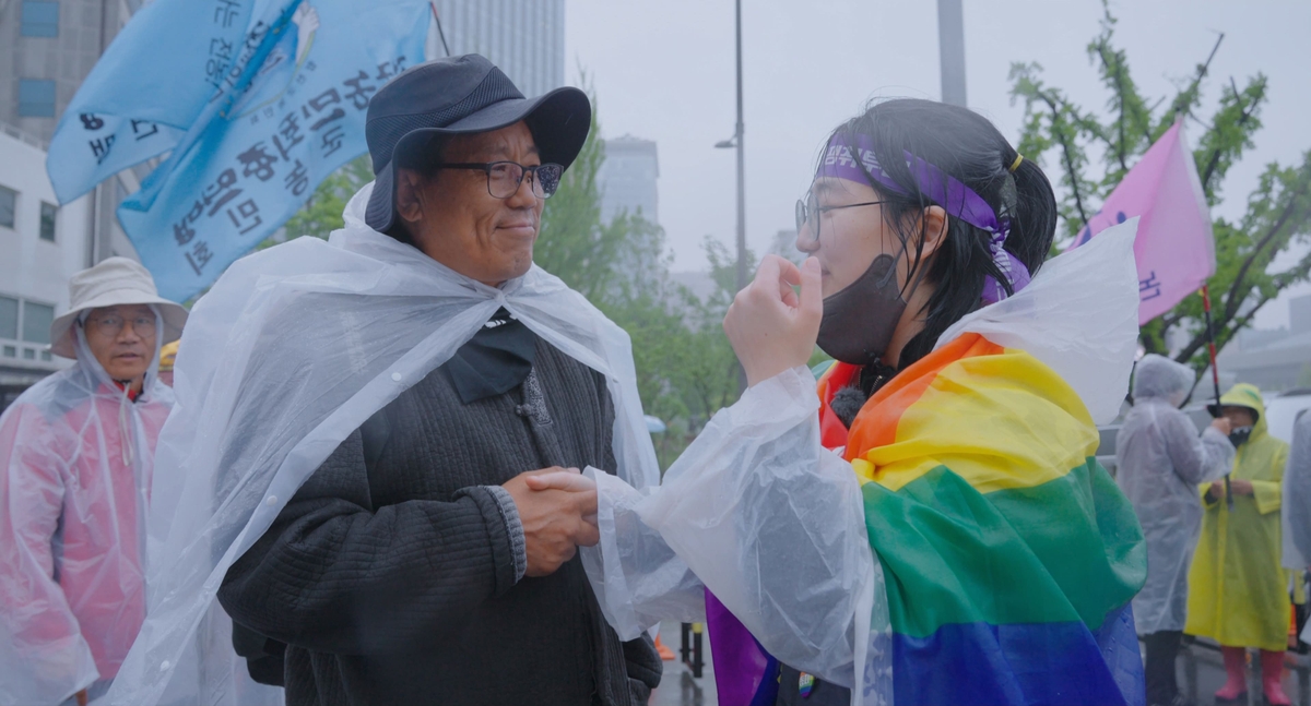 A 28-Hour Stand: New Documentary 'Namtaeryeong' Captures Intense Protests Following Emergency Martial Law 2 A scene from the documentary film 'Namtaeryeong'