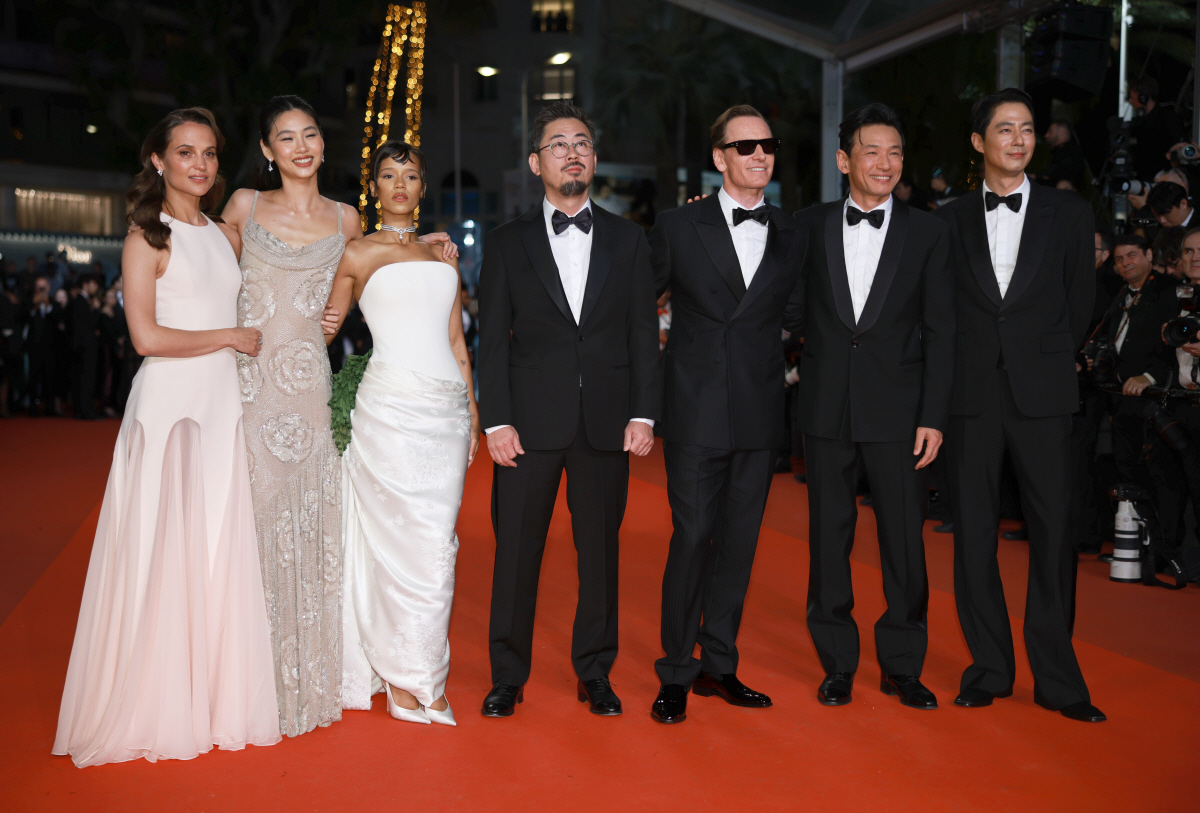 "What Did I Just See?" Na Hong-jin's SF Epic 'HOPE' Shakes Up Cannes with Polarizing Reviews and Strong Scores! 2 Cast and crew at the Cannes premiere
