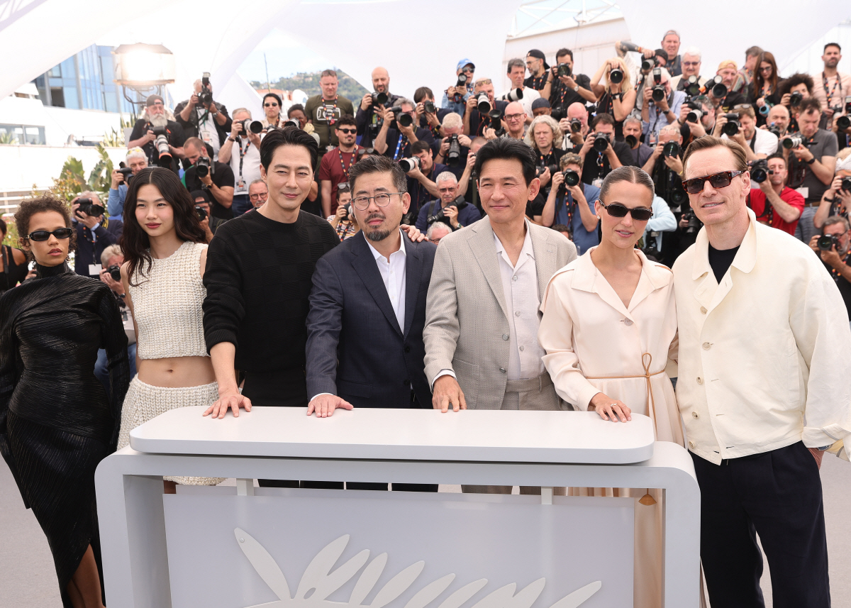 "What Did I Just See?" Na Hong-jin's SF Epic 'HOPE' Shakes Up Cannes with Polarizing Reviews and Strong Scores! 3 Cast and crew at the Cannes premiere