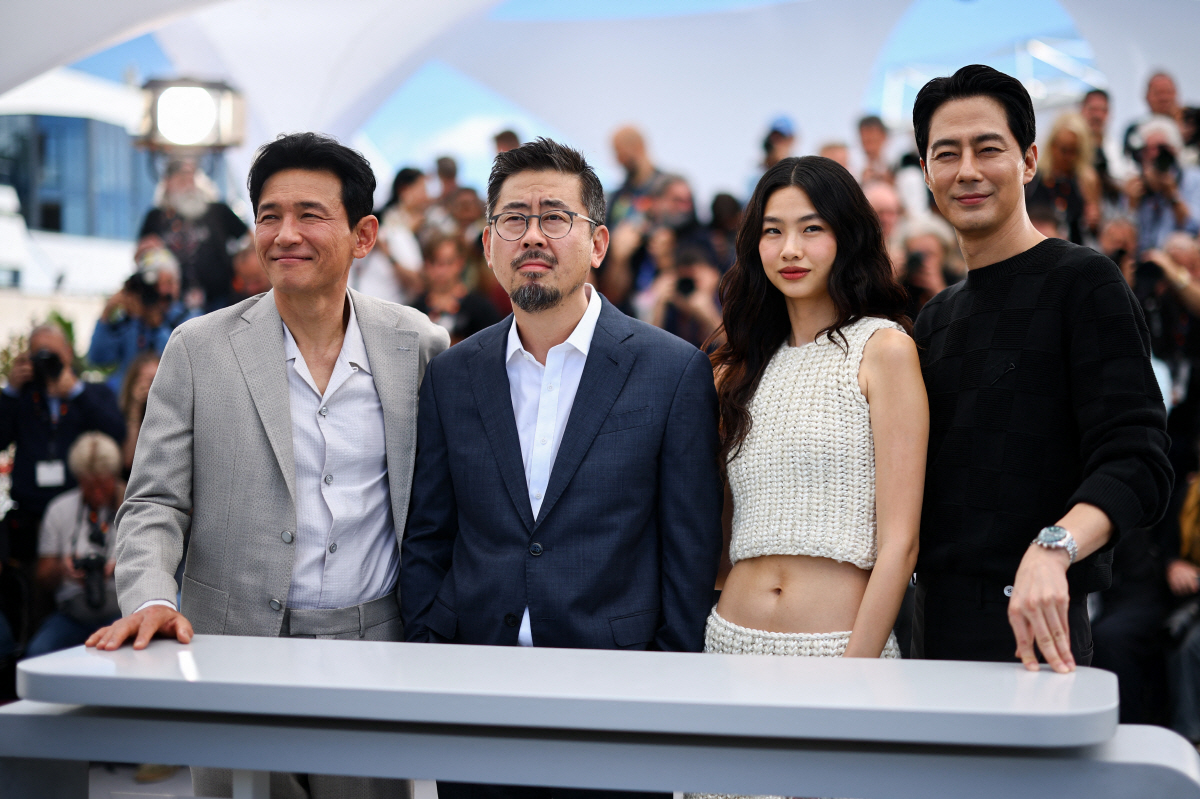 "What Did I Just See?" Na Hong-jin's SF Epic 'HOPE' Shakes Up Cannes with Polarizing Reviews and Strong Scores! 4 Cast and crew at the Cannes premiere