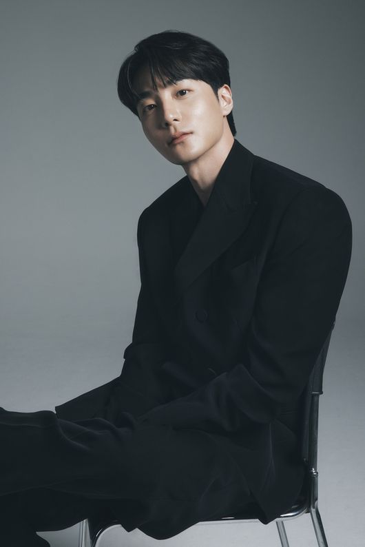 Roy Kim Feels the Power of Masterpieces, Says He's Grown as a Musician Roy Kim Feels the Power of Masterpieces, Says He's Grown as a Musician