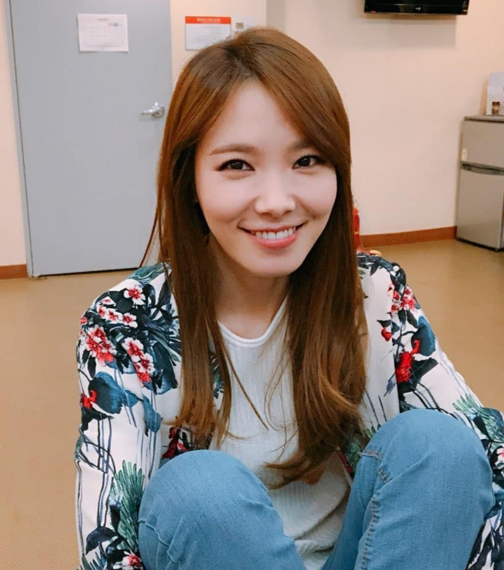 노란 수영복에 섹시한 몸매 어필하는 존예 처자