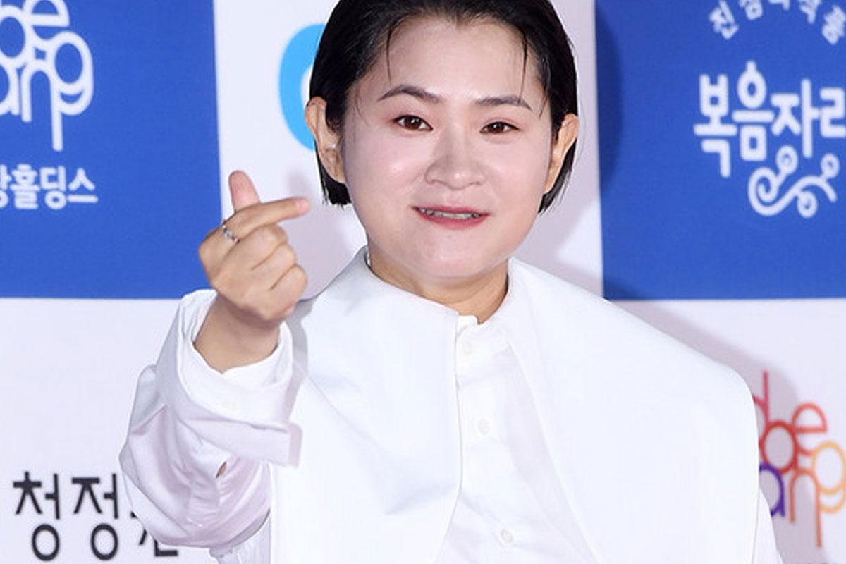 노란 수영복에 섹시한 몸매 어필하는 존예 처자